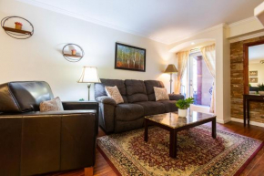 Work - Relax - Quiet Oasis -Queen Bed - Pool - Parking